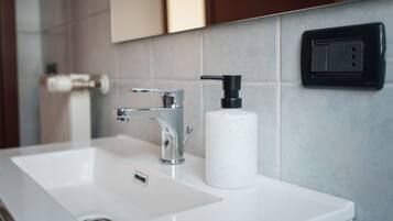 Dusche, Haartrockner, Bidet, HandtĂŒcher