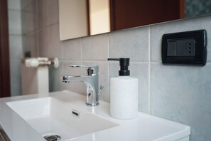 Chuveiro, secador de cabelo, bidê, toalhas de banho