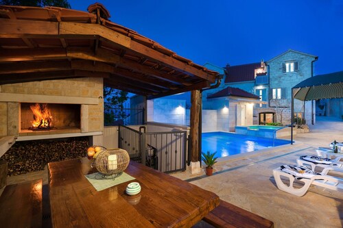 Holiday home Škrika -Three Bedroom Home with heated Pool and Jacuzzi