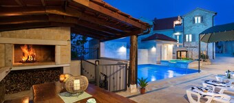 Semesterhus Škrika -Tre sovrum med uppvärmd pool och jacuzzi