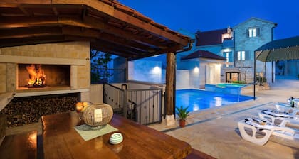 Holiday home Škrika -Three Bedroom Home with heated Pool and Jacuzzi