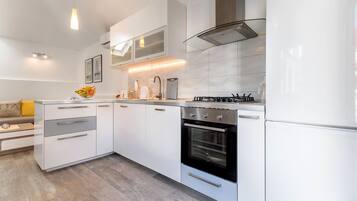 Fridge, microwave, oven, stovetop