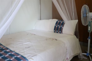 Quarto solteiro conforto, 1 cama de solteiro, acessível para pessoas com deficiência física, sacada | Cofres nos quartos, individualmente decorados
