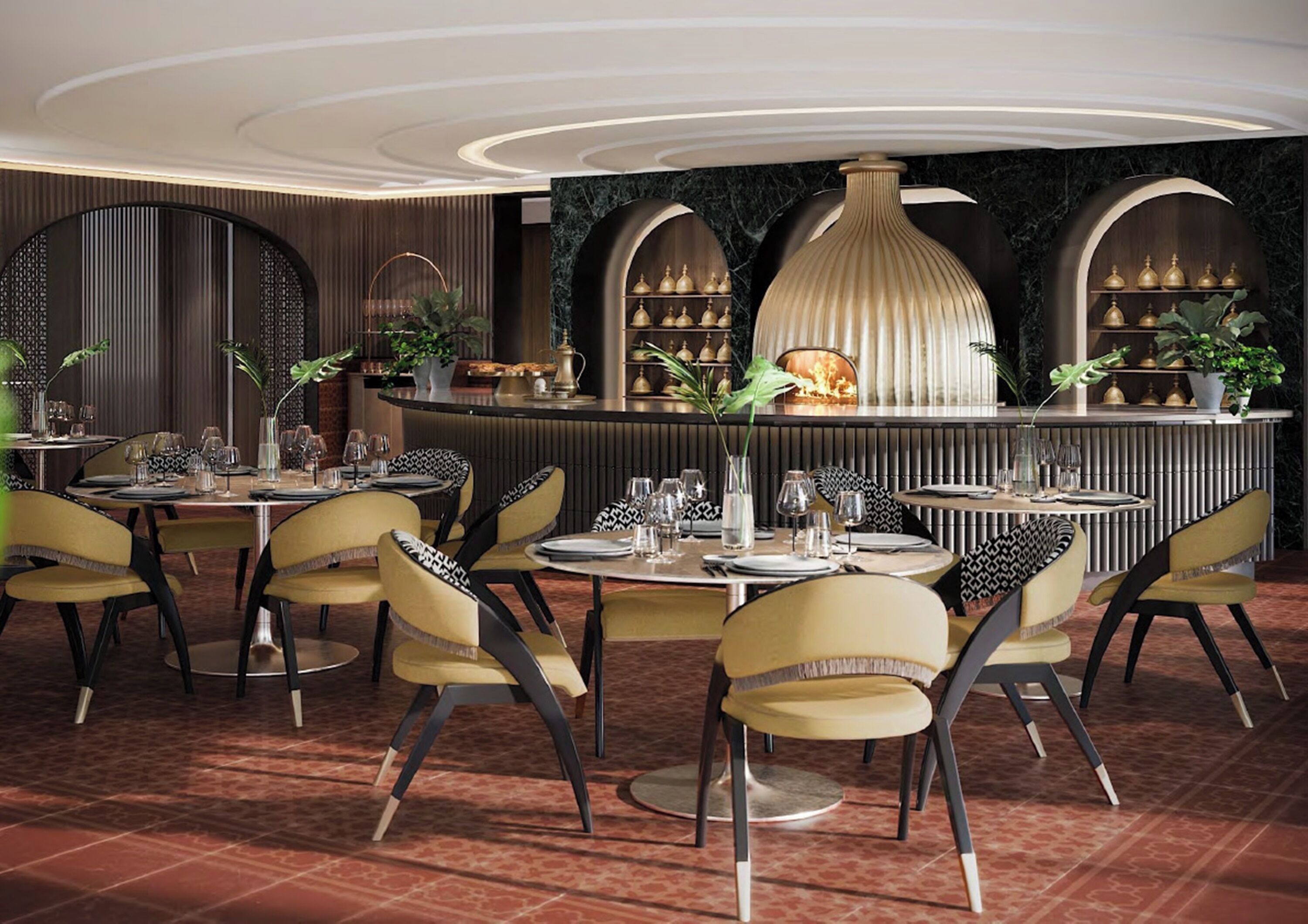 Een restaurant met ronde tafels en stoelen, een bar met planken en een decoratieve vaas.