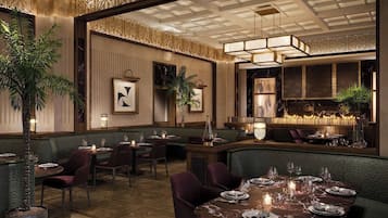 Ein Restaurant mit hoher Decke, Wandverkleidungen mit Muster und verschiedenen Sitzgelegenheiten, darunter Sitzeinheiten und Tische.