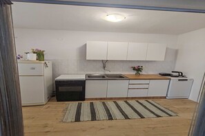 Kylskåp, ugn, spishäll och brödrost