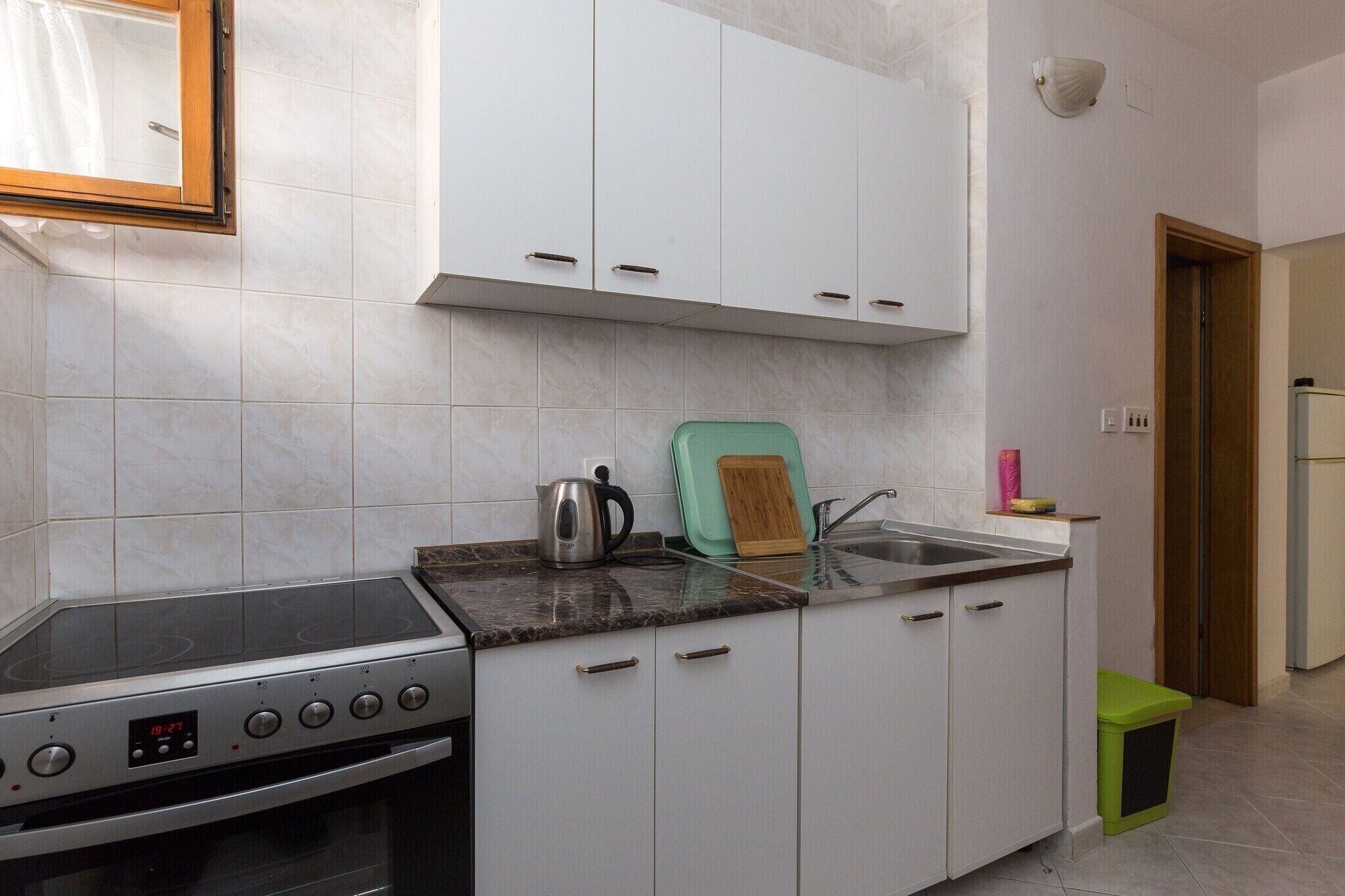 Frigorífico, horno, placa de cocina y mesa de comedor