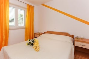 1 chambre, fer et planche à repasser, accès au Wi-Fi (inclus)