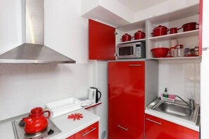 Refrigerador, microondas, parrilla de estufa y cafetera y tetera 