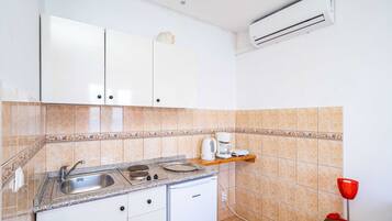 Wasserkocher mit Kaffee-/Teezubehör, Kühlschrank, Herdplatte, Toaster