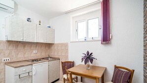 Kahvin-/teenkeitin, jääkaappi, mikroaaltouuni, liesi