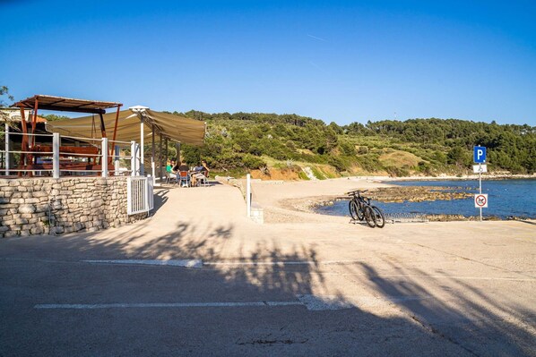 Plage à proximité, chaises longues