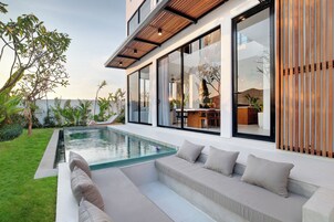 2 outdoor pools