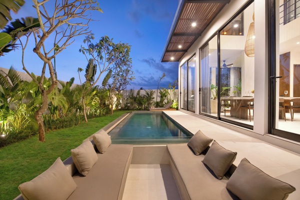 2 outdoor pools