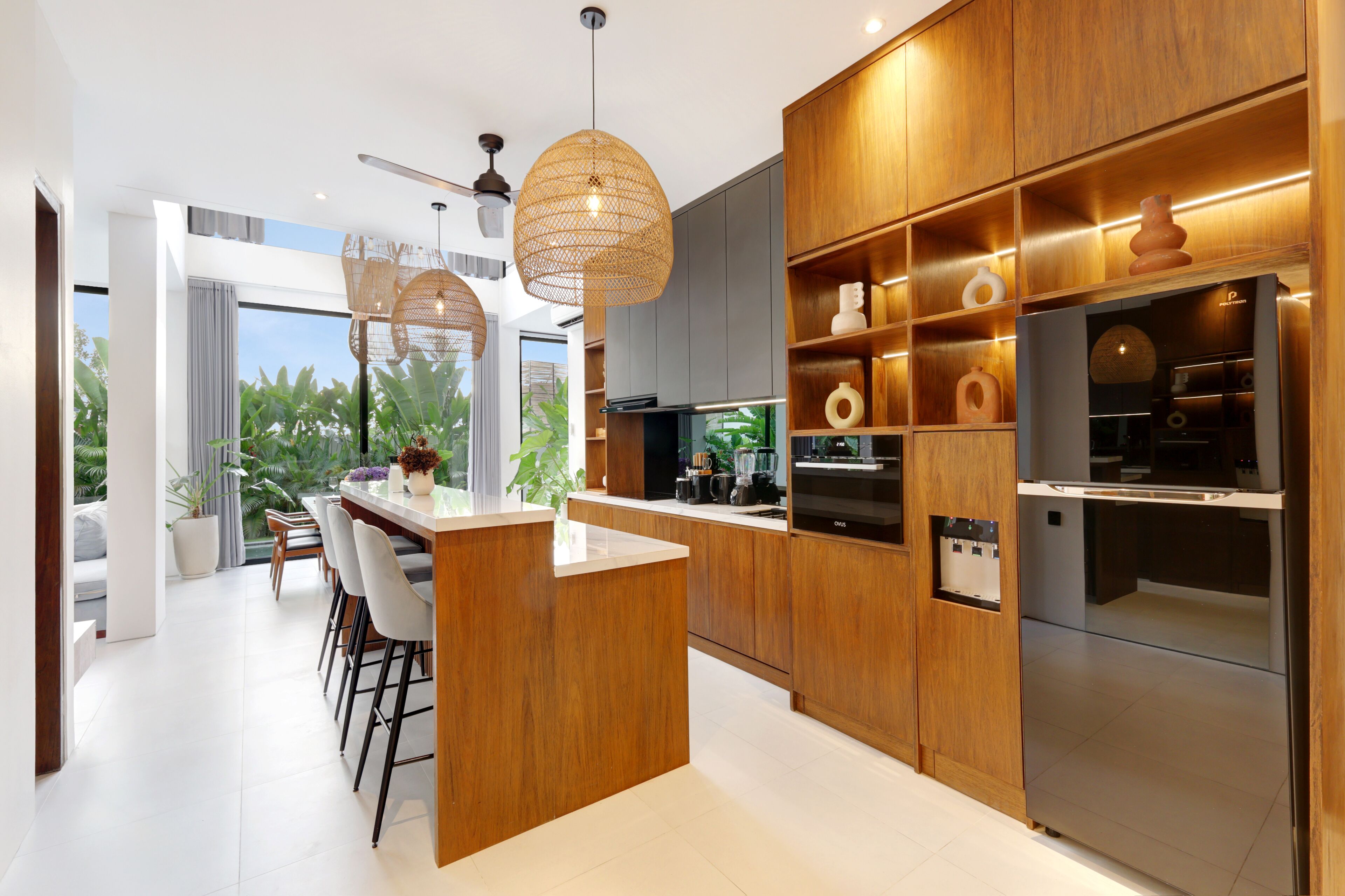 Deluxe Villa | Private kitchen | Full-sized fridge, oven, stovetop, electric kettle