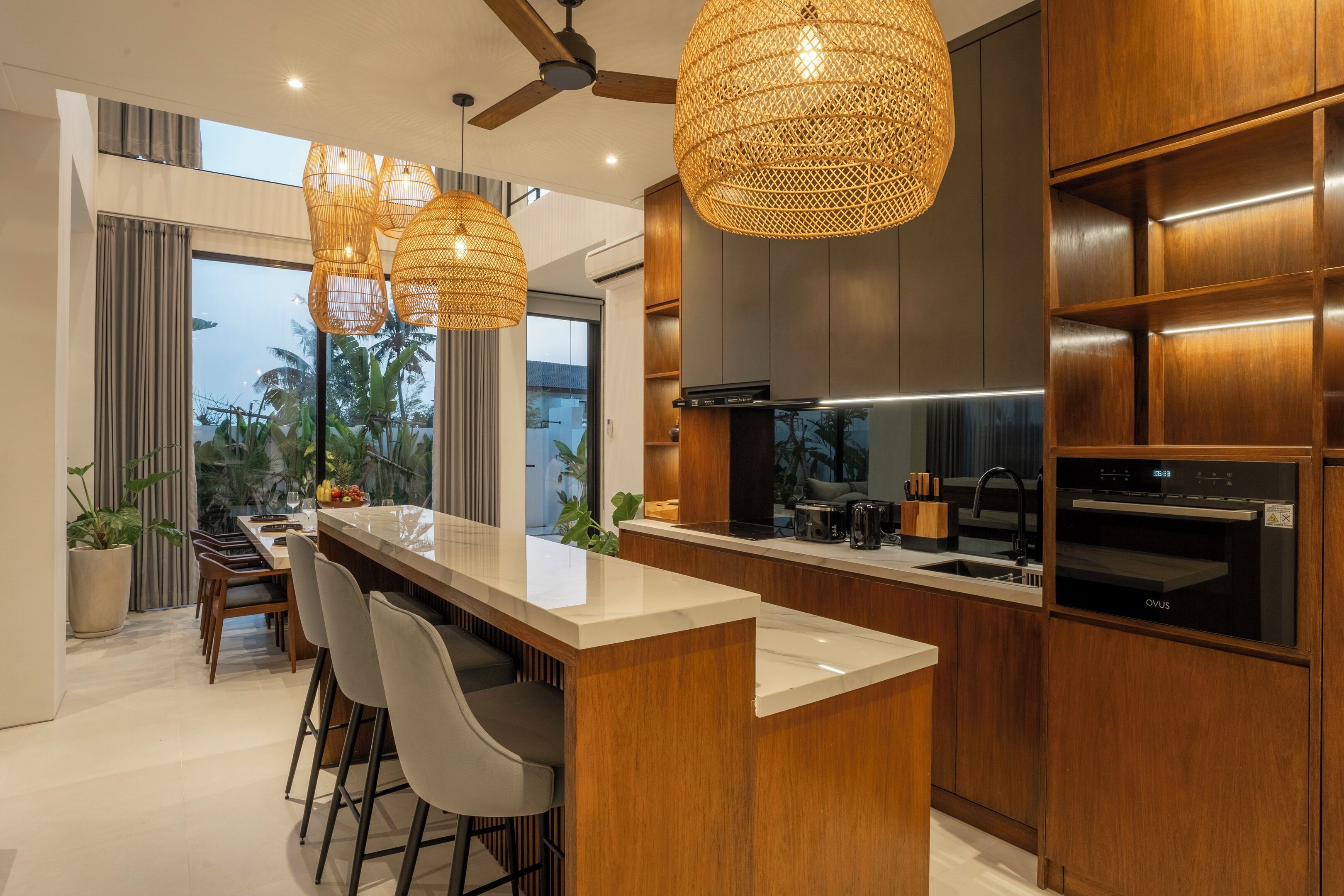 Full-size fridge, microwave, oven, stovetop