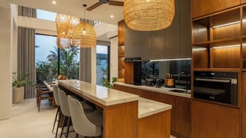 Refrigerador con congelador, microondas, horno y parrilla de estufa