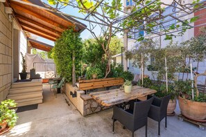 Outdoor dining - Apartments and Room Frane- Standard Studio with Terrace (Dubrovnik)