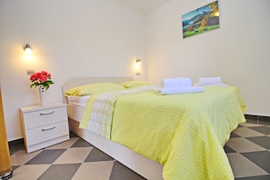 1 chambre, fer et planche à repasser, lit de bébé portatif