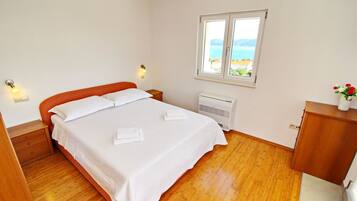 2 bedrooms, iron/ironing board, travel cot, free WiFi