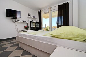 Iron/ironing board, travel cot, free WiFi