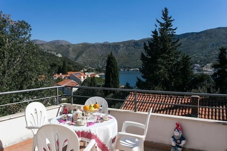 Outdoor dining. Apartments Tramonto - One Bedroom Apartment with Balcony and Sea View
