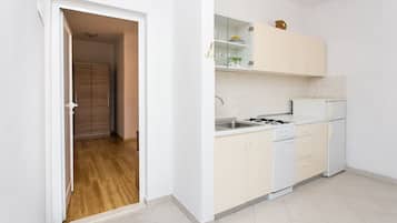 Coffee/tea maker, fridge, oven, stovetop