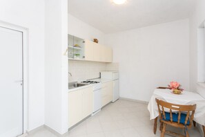 Frigorifero, forno, piano cottura, macchina per tè/caffè