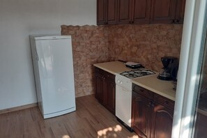 Kühlschrank, Herdplatte, Wasserkocher mit Kaffee-/Teezubehör, Toaster