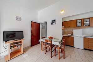 Fridge, oven, stovetop, coffee/tea maker