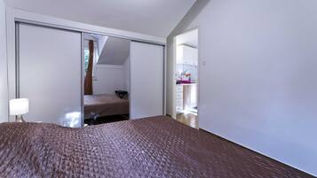 1 slaapkamer, een strijkplank/strijkijzer, wifi