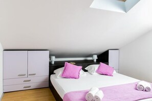 2 bedrooms, iron/ironing board, free WiFi