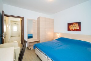 Iron/ironing board, travel cot, free WiFi