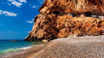 Una spiaggia nelle vicinanze