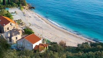 Una playa cerca