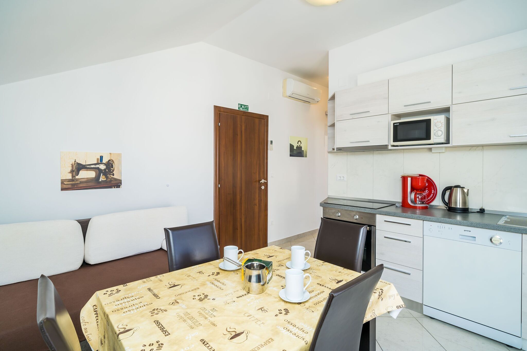 Kühlschrank, Mikrowelle, Herdplatte, Geschirrspüler