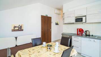 Kühlschrank, Mikrowelle, Herdplatte, Geschirrspüler