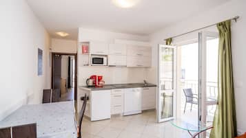 Refrigerador, microondas, placa de cocina, lavavajillas