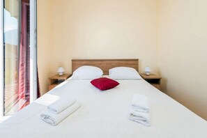1 habitación, tabla de planchar con plancha y cuna de viaje 