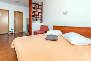 Iron/ironing board, travel crib, free WiFi