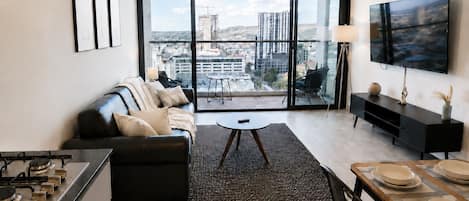 Superior-Apartment, Balkon, Stadtblick | Wohnbereich