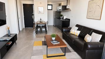 Superior-Apartment, Balkon, Stadtblick | Wohnbereich | Fernseher