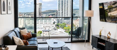 Appartamento Deluxe, balcone, vista città | 1 camera, tende oscuranti, ferro/asse da stiro, Wi-Fi gratuito