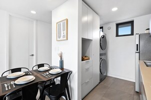 Deluxe appartement, balkon, uitzicht op de stad | Privékeuken | Een microgolfoven, een kookplaat, kookgerei, borden en bestek