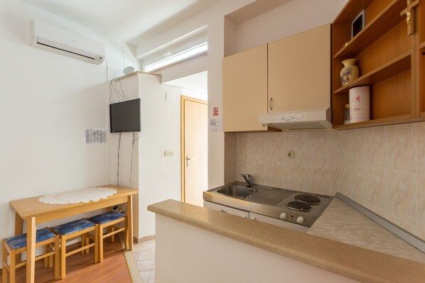 Fridge, stovetop, toaster