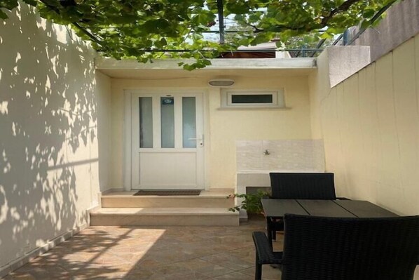 Outdoor dining - Guest House Luce- Studio with Terrace and Garden View (Dubrovnik)