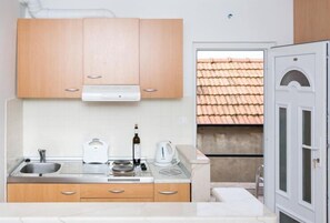 Fridge, stovetop, toaster - Guest House Luce- Studio with Terrace and Garden View (Dubrovnik)