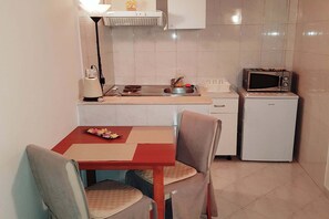 Fridge, microwave, stovetop, dining tables - Apartments Minerva - One Bedroom Apartment (A1) (Dubrovnik)