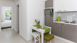 Fridge, oven, stovetop, dishwasher - Apartments Posta - Superior One-Bedroom Apartment with Terrace and Sea View - Apartman 7 (Saplunara)