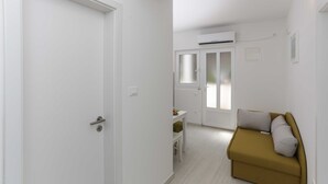 Smart TV - Apartments Posta - Superior One-Bedroom Apartment with Terrace and Sea View - Apartman 7 (Saplunara)